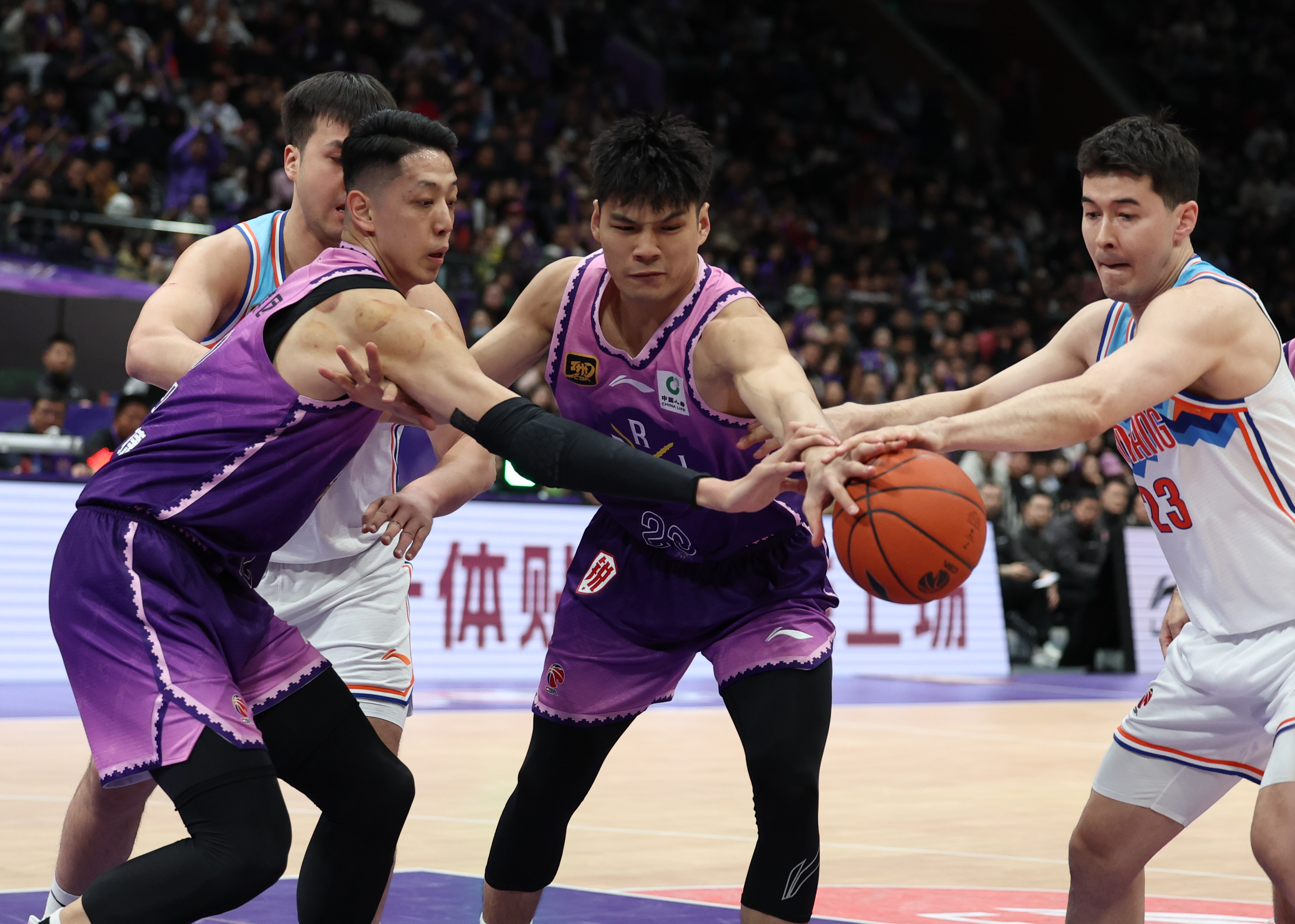 球场激战精彩绝伦，篮球比赛精粹呈现，瞩目焦点的简单介绍