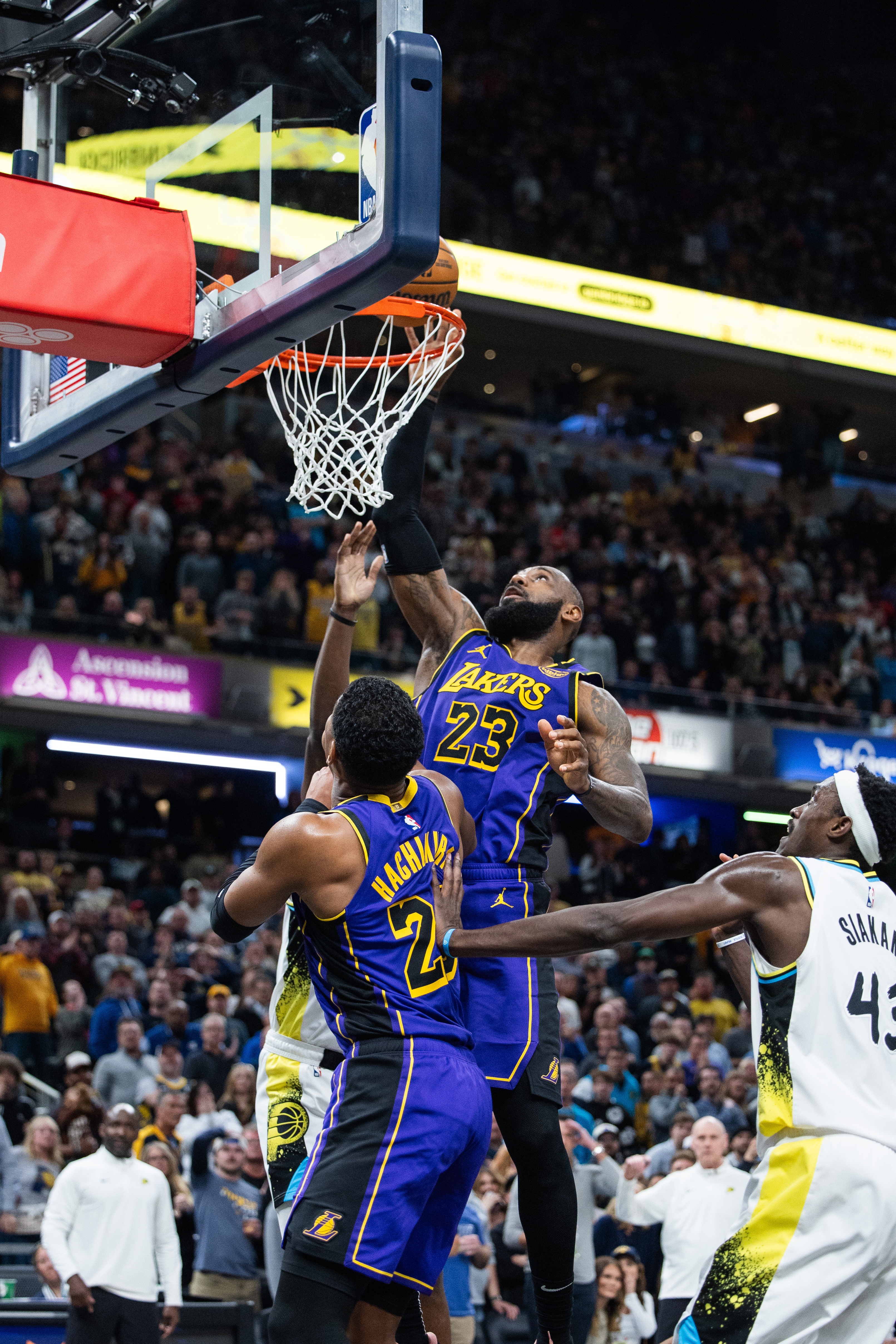 球场激战精彩绝伦，篮球比赛精粹呈现，瞩目焦点的简单介绍