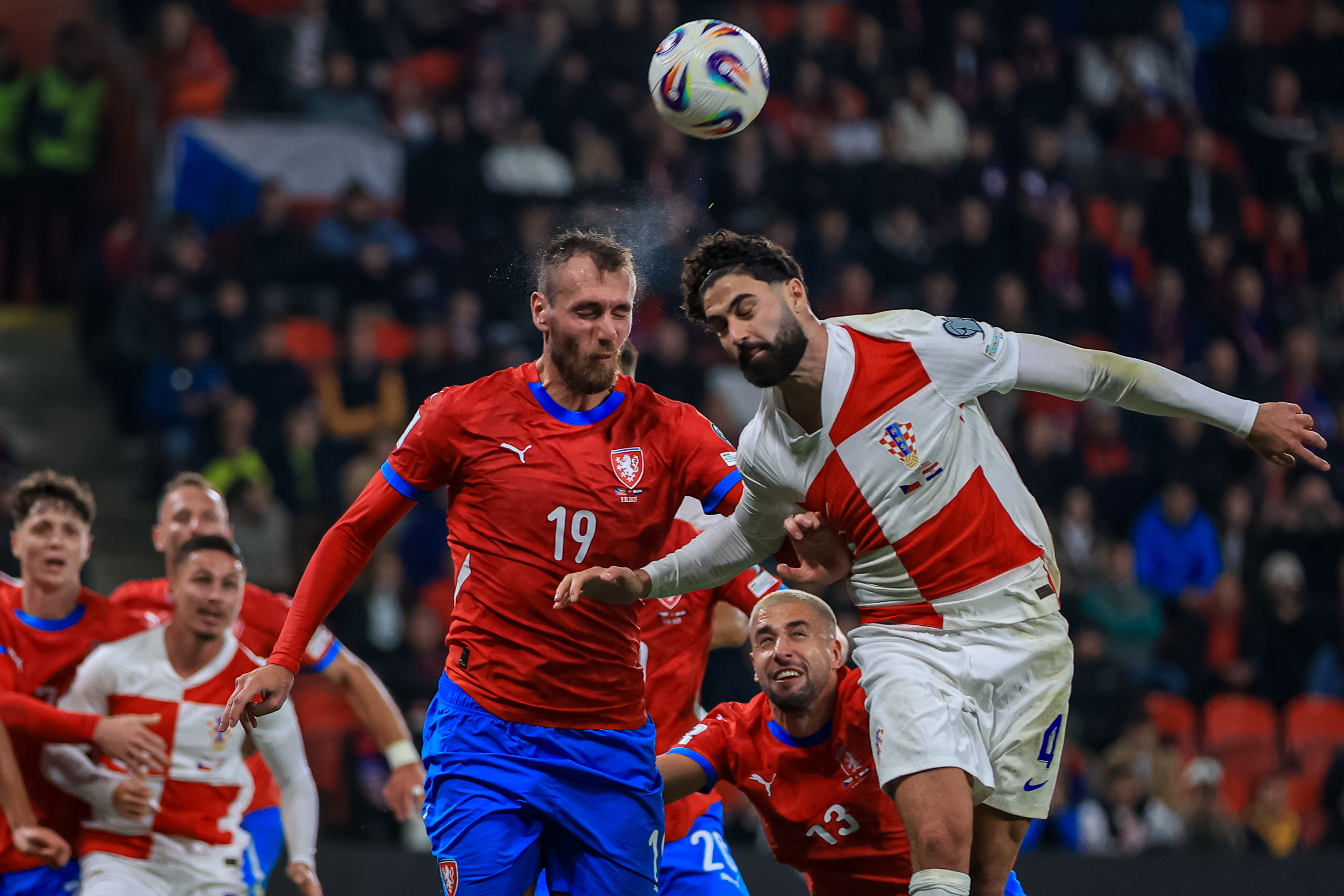 佛罗伦萨客场战平，争夺欧联杯资格进展缓慢(欧冠佛罗伦萨)