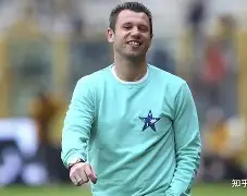 墨西哥射手洛萨诺卡代表阿森纳队攻入绝杀一球取胜曼联队